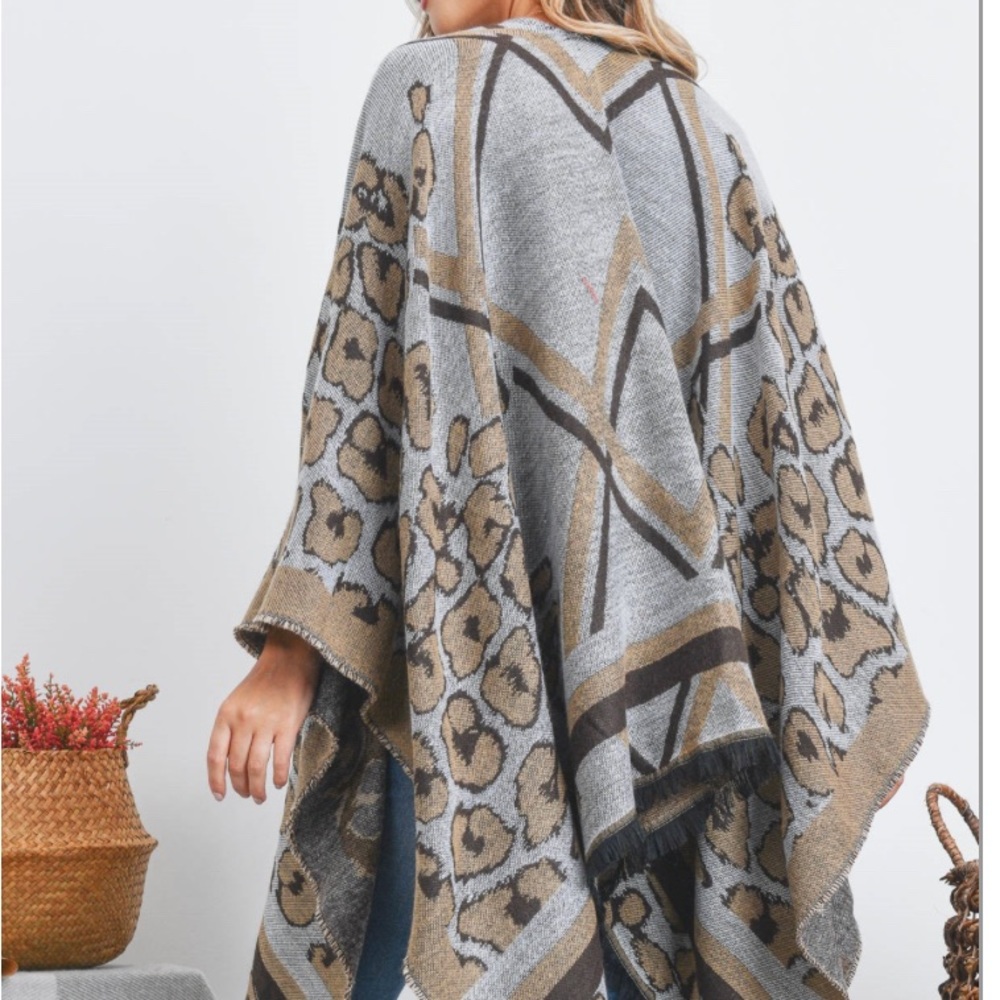OPEN FRONT LEOPARD PATTERN FRINGE RUANA WRAP KIMONO 👘 Acrylic
H:30" , W:106" - Picture 4 of 6